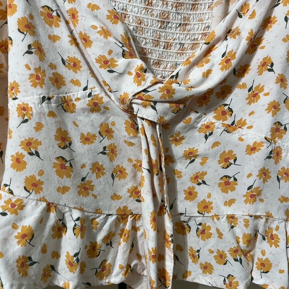 Macy’s Women’s crop top - Picture 4 of 4